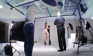 Asiatisches Fotomodel 22 Jahre wird von den Fotografen gefickt