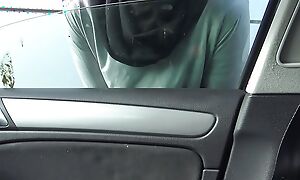 Prostituee Algerienne avec un touriste dans sa voiture dans une banlieue de Marseille