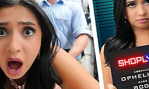 Shoplyfter! She Peninsula a Glad rags prevalent Feel Better, So The Security Guard Got Her Naked