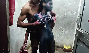 UP Bali's Sarita Bhabhi played Holi by taking her to the bathroom, brother-in-law Bhabhi Holi video
