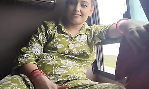 A sister-in-law was going alone in an obstacle bus, left an obstacle sister-in-law.