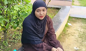 Poor Muslim Hijab Unshaded Paise Ke Liye Porn Video producer Se Chud gyi, Outdoor Garden Sex with reference to Hindi