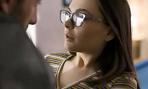 Perawan kuliah remaja Aften Opal kacau untuk yang pertama kali